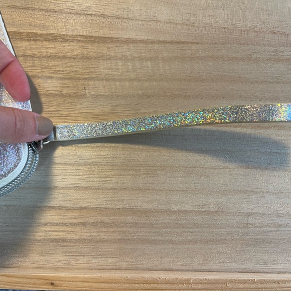 LADIES WHITE SPARKLY WRISTLET - Picture 5 of 5
